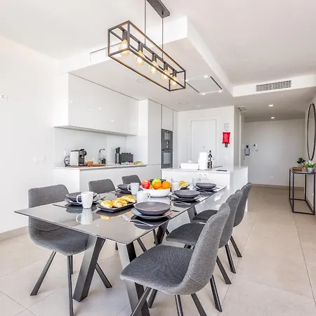 Vivi Homes - The Heights Pool, Gym, Sauna, Terrace & Sea View Apartment